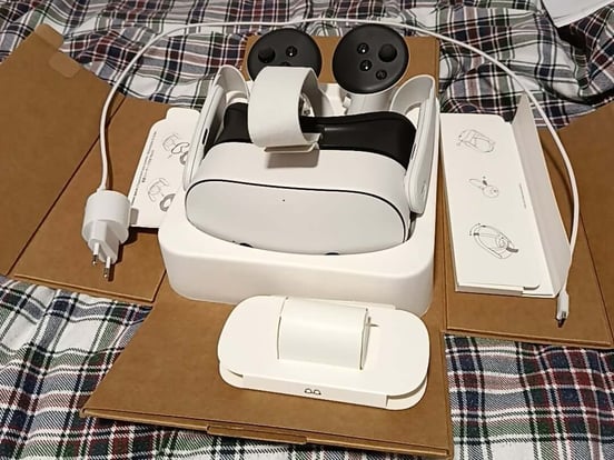 Meta - Casque de réalité Virtuelle Quest 3 128 Go avec 2 manettes - Blanc