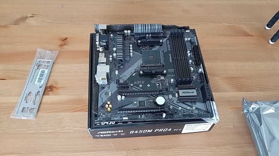 Asrock B450M Pro4 R2.0 AMD B450 Emplacement AM4 micro ATX